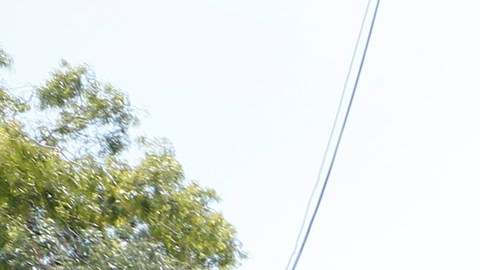 Richard Romero, hermano menor de Jesse Romero, coloca velas en el altar erguido en honor a su hermano mayor. (Aurelia Ventura/ La Opinion)