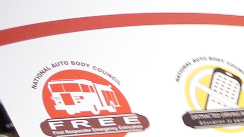 Lisseth López y su hija Adrea se llevaron una grata sorpresa al recibir un auto nuevo por parte del National Auto Body Council en Anaheim. (Aurelia Ventura/ La Opinion)