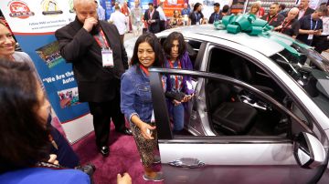 Lisseth López y su hija Adrea se llevaron una grata sorpresa al recibir un auto nuevo por parte del National Auto Body Council en Anaheim. (Aurelia Ventura/ La Opinion)