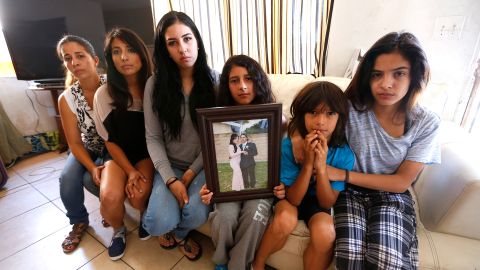 Mishell Guerrero y sus hermanos Kelly, Melina, Julieta y Julian perdieron a sus padres, Julio Guerrero y Gisela Yánez, en un accidente de tránsito. (Aurelia Ventura/ La Opinion)