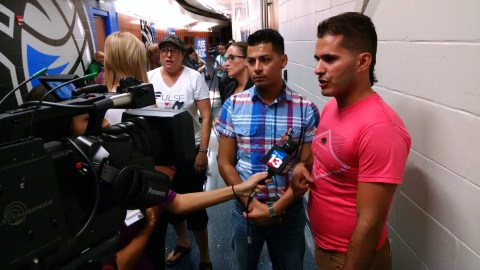 Los jóvenes Javier Nava y Adrían López hablan con la prensa.