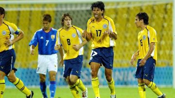 Cardozo #17 festeja un gol ante Japón en Atenas 2004.