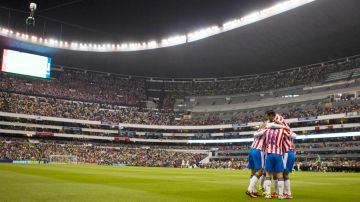 Las Chivas festejan uno de los goles en la victoria 3-0 sobre América.