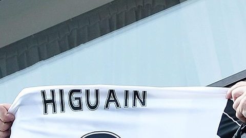 Gonzalo Higuaín presume su jersey de la Juventus,
