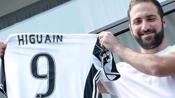 Gonzalo Higuaín presume su jersey de la Juventus,