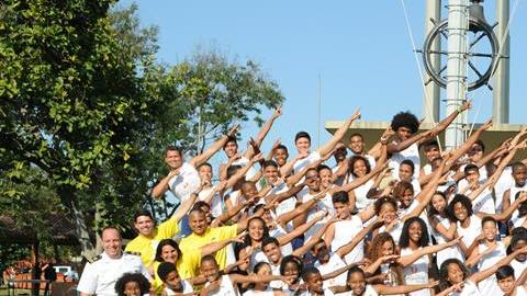 Usain Bolt recibió a los niños de las favelas en el Centro de Educación Física Almirante Adalberto Núñez (Cefan) de Río de Janeiro.