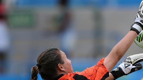 La jugadora de Suecia Jakobsson (d) disputa el balón con Barker Roxanne (i), guardameta de Sudáfrica.