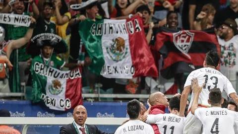 El Tri festeja uno de los goles ante Alemania.