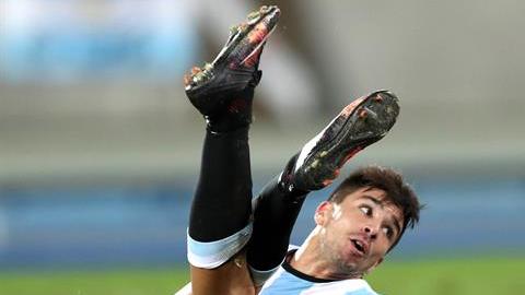 Giovanni Simeone de Argentina en acción ante Portugal.