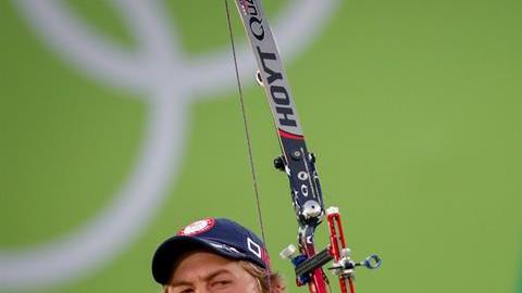 Brady Ellison ganó la medalla de plata por equipos con EEUU.