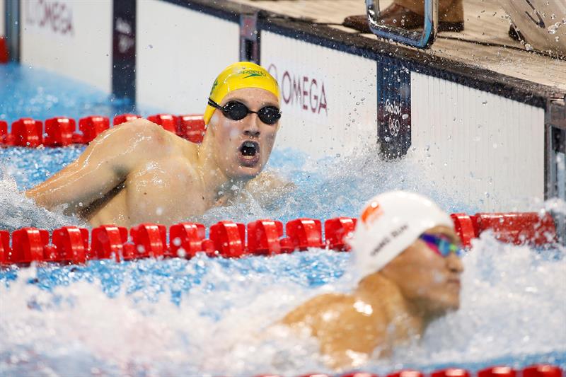 El toque de la Final de los 400 libres en la piscina de Río de Janeiro. En la foto se ve a Mack Horton y a Sun Yang.