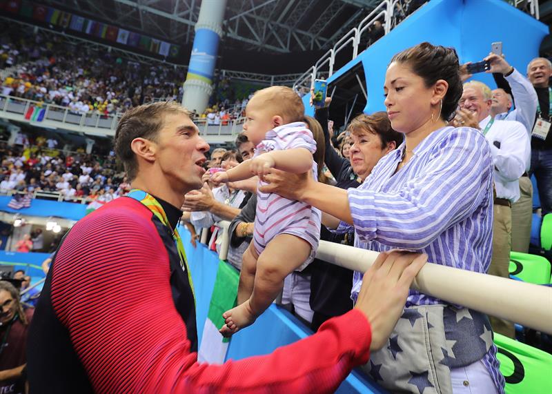 Michael Phelps celebra con su hijo Boomer, de apenas tres meses de edad.