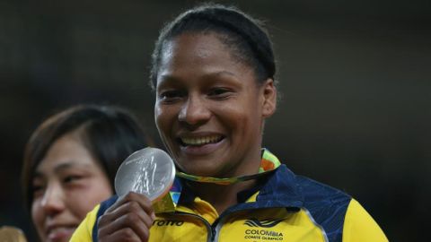 Yuri Alvear, judoca colombiana, muestra orgullosa su medalla de plata, la segunda para su país en Río 2016.