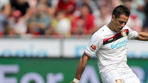 Chicharito cobró el penal para el 2-0 del Bayer Leverkusen a la Real Sociedad.