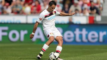 Chicharito cobró el penal para el 2-0 del Bayer Leverkusen a la Real Sociedad.