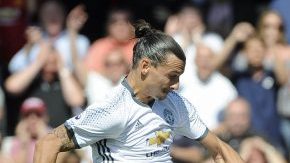 Zlatan Ibrahimovic remata durante el juego de Manchester United y Bournnemouth, en el cual volvió a hacerse presente.