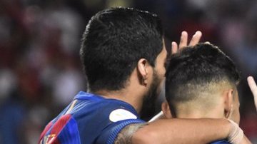 Messi festejando con sus compañeros la victoria ante el Sevilla en la Supercopa de España.