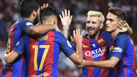 Messi festejando con sus compañeros la victoria ante el Sevilla en la Supercopa de España.