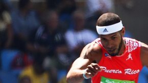 El boricua Javier Culson y el noruego Karsten Warholm en su heat eliminatorio de los 400 con vallas de Río 2016.