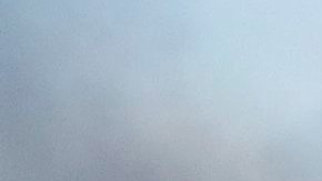 Una señal de tránsito quemada en un incendio forestal  en Devore, California.