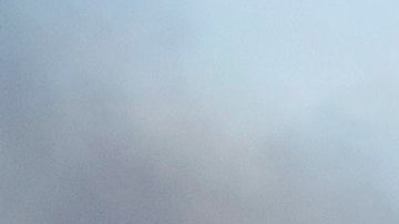 Una señal de tránsito quemada en un incendio forestal  en Devore, California.