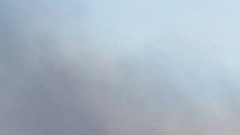 Una señal de tránsito quemada en un incendio forestal  en Devore, California.