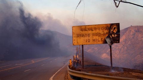 Una señal de tránsito quemada en un incendio forestal en Devore, California.