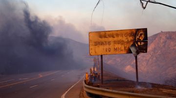 Una señal de tránsito quemada en un incendio forestal  en Devore, California.