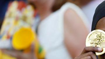 Ronaldinho posa con una medalla de oro en el partido ante Honduras.
