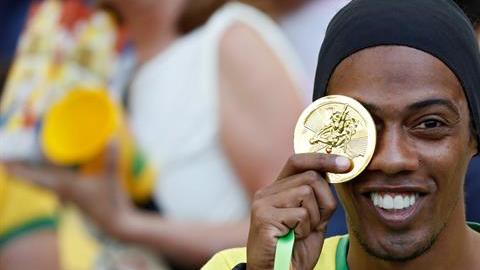 Ronaldinho posa con una medalla de oro en el partido ante Honduras.