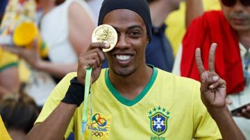 Ronaldinho posa con una medalla de oro en el partido ante Honduras.