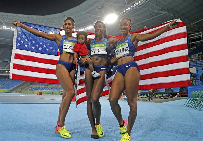 Las estadounidenses Nia Ali (con su hijo), medalla de plata, Brianna Rollins, medalla de oro, y Kristi Castlin, medalla de bronce en los 100 con vallas.