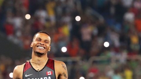 Un momento para la posteridad: De Grasse y Bolt, en un gesto inolvidable. Una de las mejores fotos de Río 2016, sin duda.
