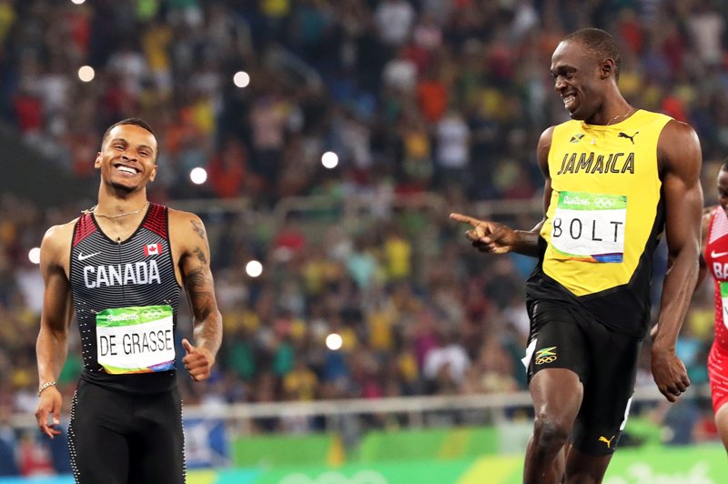 Un momento para la posteridad: De Grasse y Bolt, en un gesto inolvidable. Una de las mejores fotos de Río 2016, sin duda.