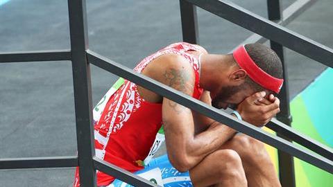 Culson llora tras quedar fuera de la competencia por salida en falso.