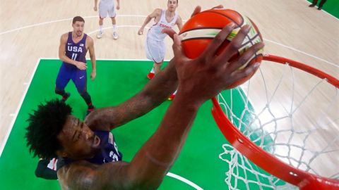 DeAndre Jordan en acción ante España.