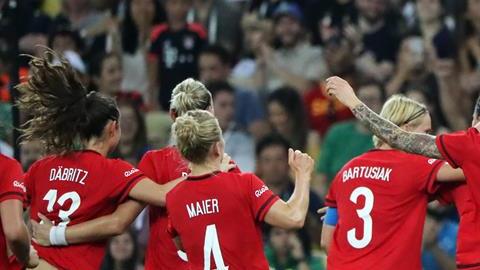 Jugadoras de Alemania festejan tras anotarle a Suecia.