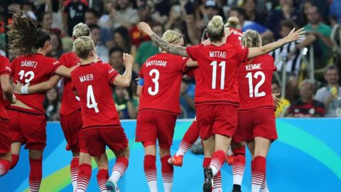 Jugadoras de Alemania festejan tras anotarle a Suecia.