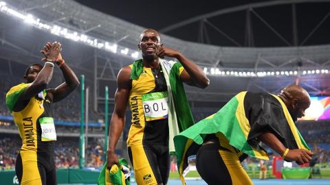 Usain Bolt se impuso con el equipo de Jamaica en los 4x400 m.