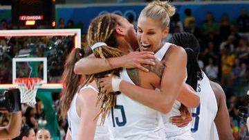 La selección femenina de EEUU festeja su victoria sobre España.