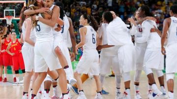 La selección femenina de EEUU festeja su victoria sobre España.