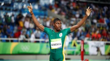 Semenya de Sudáfrica ganó con facilidad los 800 m.
