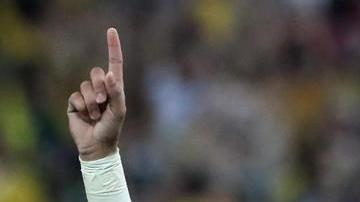 Neymar da gracias al cielo tras anotar el penal definitivo.