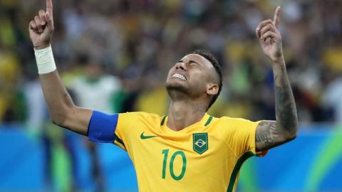 Neymar da gracias al cielo tras anotar el penal definitivo.