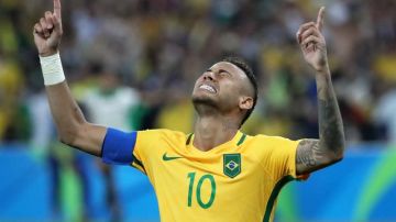 Neymar da gracias al cielo tras anotar el penal definitivo.