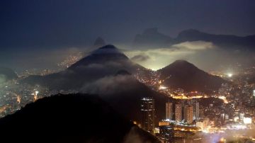 Vista nocturna de Río de Janeiro.