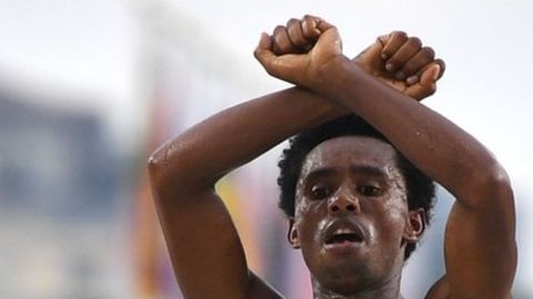 Feyisa Lilesa hizo un gesto de apoyo a su tribu al ganar la plata en el maratón de Río 2016.