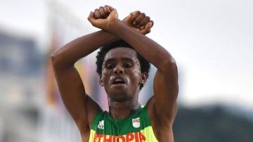 Feyisa Lilesa hizo un gesto de apoyo a su tribu al ganar la plata en el maratón de Río 2016.