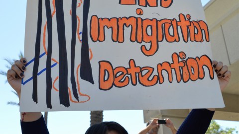 Manifestantes protestan por abusos en el Centro de Detención de ICE en Adelanto.