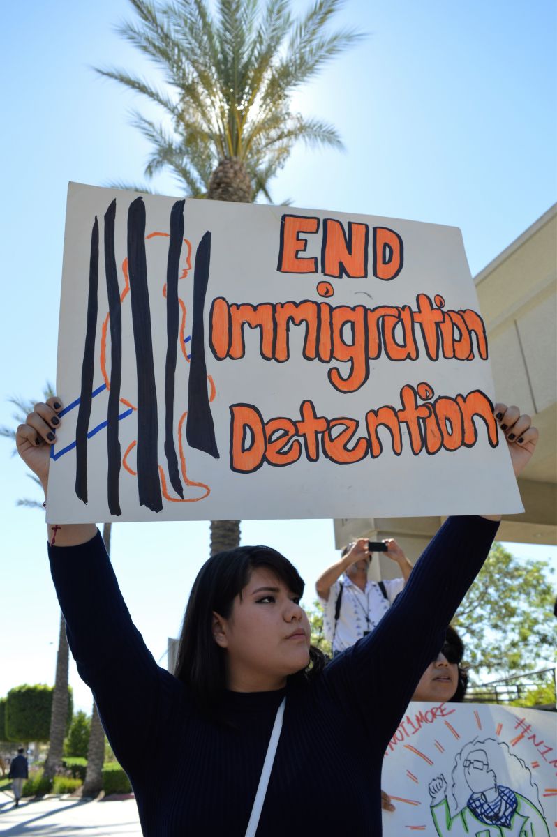 Manifestantes protestan por abusos en el Centro de Detención de ICE en Adelanto.